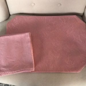 Set of 4 placemats & matching dinner sized napkins. NWOT
